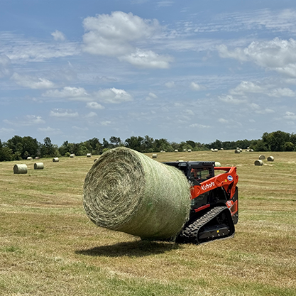 Kubota skid steer handling round bale